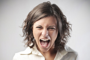علت خستگی و عصبانیت مزمن خانم‌ها چیست؟+ چند راهکار درمانی
