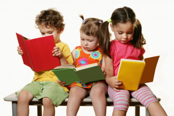 ۱۷ راهکار طلایی برای علاقمند کردن کودکان به کتاب خواندن