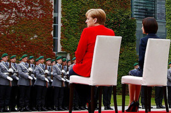 مرکل صدر اعظم آلمان بار دیگر نشسته به استقبال مهمانانش رفت + عکس