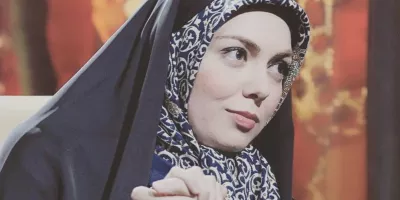 ژست عاشقانه پدر و مادر آزاده نامداری کنار دریا با پوششی متفاوت !