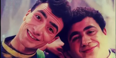 بالاخره النگ و دولنگ دهه ۷۰ از ۲ تا پسر رشید و خوش تیپش رونمایی کرد !!