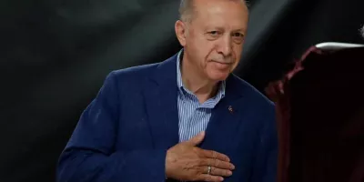 تیپ همسر جوان اردوغان پای صندوق رای خبرساز شد !