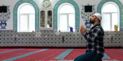 حکم بلعیدن یا فرو بردن ذرات غذا در نماز چیست ؟