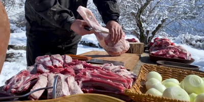 ویدیو دیدنی از آشپزی در دل طبیعت برفی