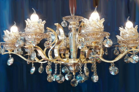 به زیبایی لوسترها خیره نشوید