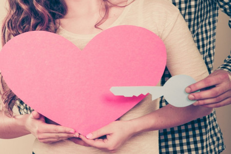 چگونه با همسر خود عشق بازی کنیم؟ آموزش تحریک زن در رابطه جنسی