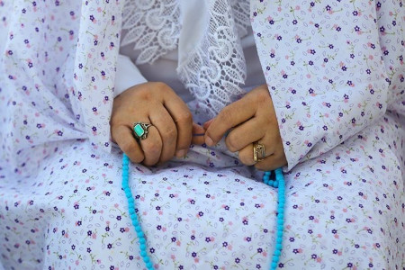 چرا باید زن به هنگام نماز حجاب داشته باشد؟