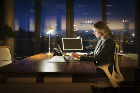 کارکرد کارمندان در محیط کار بهتر است یا بیرون از محیط کاری؟