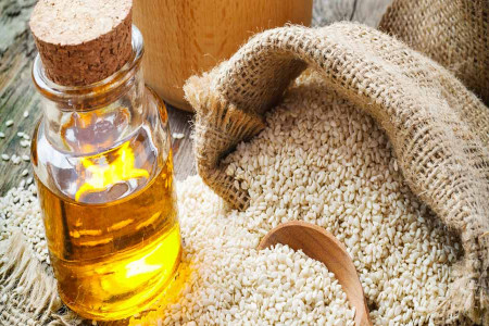 فواید بی نظیر روغن کنجد برای تقویت مو