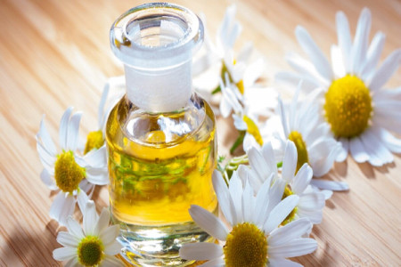 6 خاصیت معجزه آسا روغن بابونه برای درمان بیماری ها