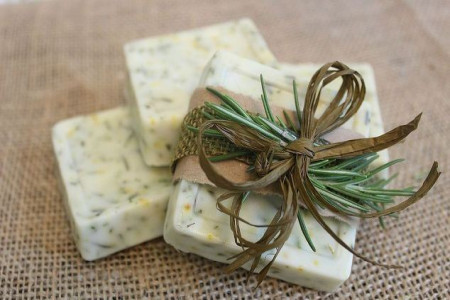 فواید بی نظیر صابون رزماری برای پوست های چرب +طرز ساخت خانگی آن
