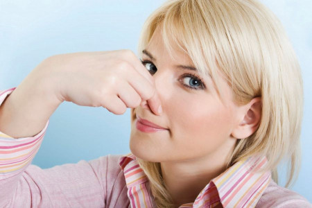 علت بوی تند و بد ادرار چیست؟چگونه آن را درمان کنیم؟