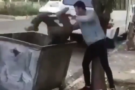 انداختن کودک کار در سطل آشغال توسط دو جوان