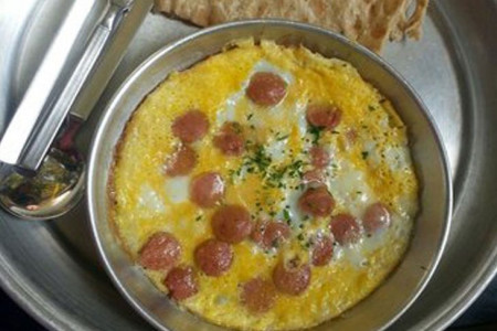 طرز تهیه املت تخم مرغ و سوسیس