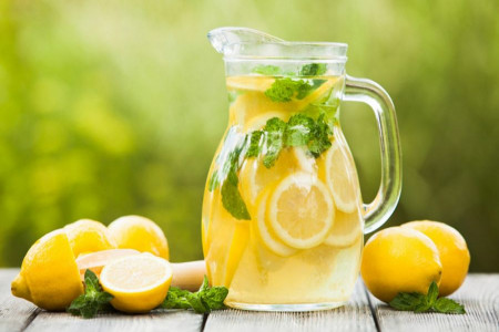 خطرات نگهداری آب لیمو در بطری پلاستیکی