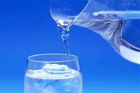 خطرات نوشیدن آب شب مانده