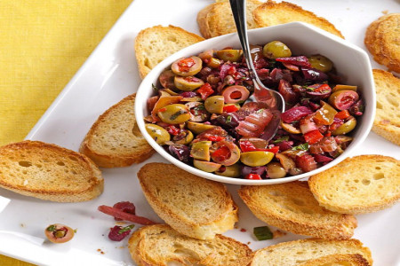 طرز تهیه سالاد زیتون و فوکاسیا