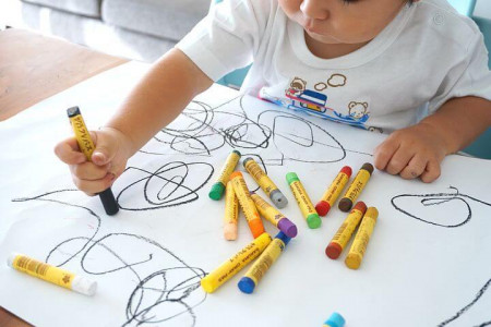 روش های اصولی و سریع پاک کردن لکه مداد شمعی و ماژیک