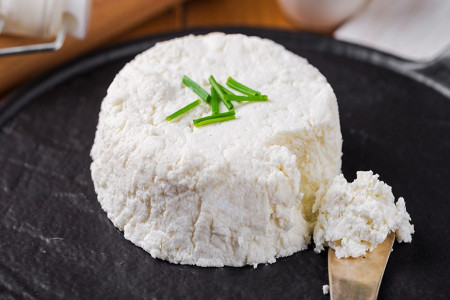 پنیر لبنه چیست، چه خواصی برای بدن دارد و چطور تهیه می شود؟