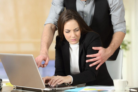 مجازات مزاحمت برای بانوان در محل کار چیست ؟