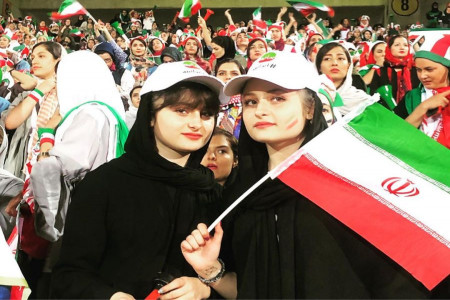حضور سارا و نیکا دوقلوهای سریال پایتخت در ورزشگاه + عکس و فیلم