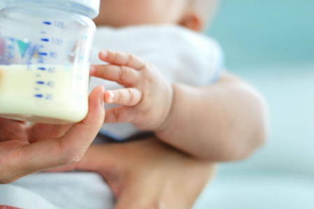راهنمای انتخاب بهترین شیر خشک مناسب برای نوزادان