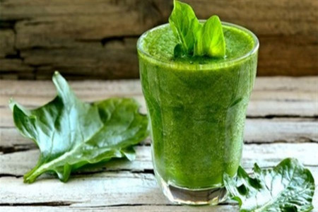 آشنایی با 8 خاصیت اعجاب انگیز آب اسفناج