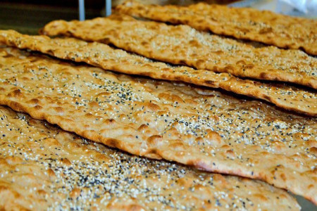 آشنایی با کالری، ارزش غذایی و خواص نان سنگک + طرز تهیه نان سنگک