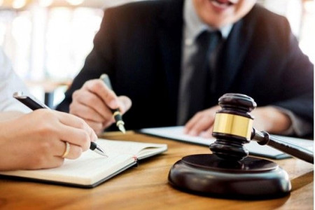 در چه صورتی به وکیل نیاز داریم و چگونه بهترین وکیل در تهران را پیدا کنیم؟