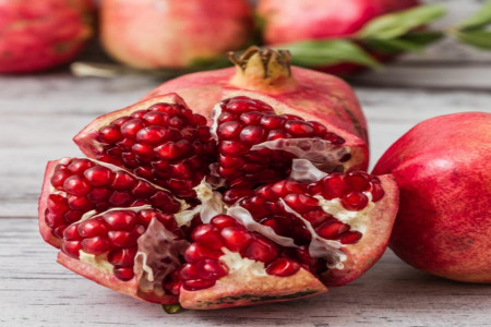 فواید ماسک انار برای تمیزی پوستهای چرب و خشک