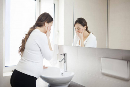 علت استفراغ خونی در بارداری چیست؟