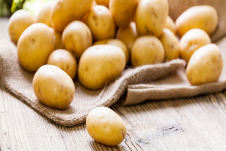 استفاده از سیب زمینی برای درمان خانگی تب و بهبود عفونت