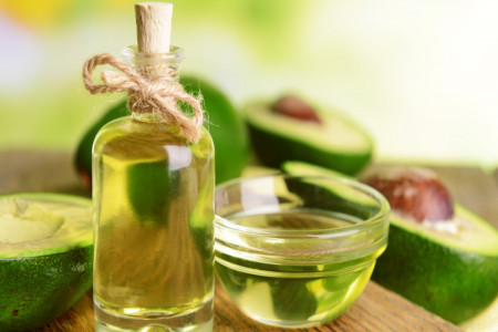 9 خاصیت دارویی و درمانی روغن آووکادو برای پوست