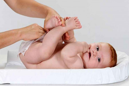 آموزش مرحله به مرحله عوض کردن پوشک نوزاد