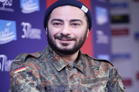 عکس | عطر نوید محمدزاده هم آمد !