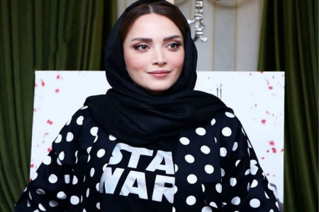 لباس بهنوش طباطبایی در نشست خبری تئاتر عشق روزهای کرونا
