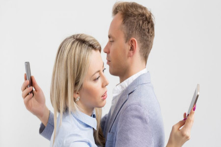سرک کشیدن به تلفن همراه دیگران چه مجازاتی دارد ؟