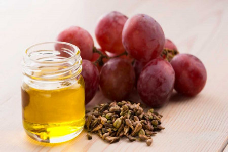 با ارزش غذایی و خواص روغن هسته انگور آشنا شوید