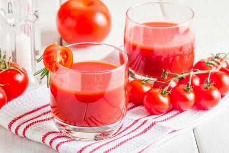 با ارزش غذایی و خواص شگفت انگیز آب گوجه فرنگی آشنا شوید