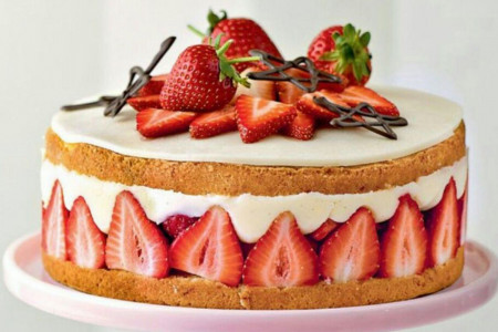 طرز تهیه کیک بستنی توت فرنگی دسری خوشمزه