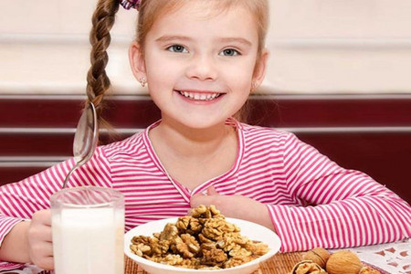 خواص گردو برای کودکان : از چه سنی و چگونه به کودکان گردو بدهیم ؟