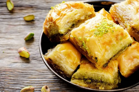 به همین سادگی باقلوای تبریزی درست کنید