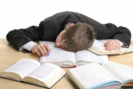 اختلال خواب آلودگی یا هایپرسومنولنس چیست و چه علائمی دارد ؟