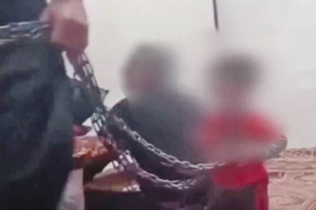 کودک آزاری با بستن قلاده به گردن بچه!