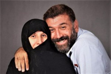 عکسی دردناک از مادر علی انصاریان سر مزار پسرش