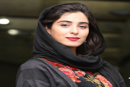 عکس آناهیتا افشار در کوچه پس کوچه های قدیم شهر