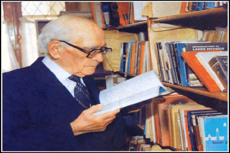 آشنایی بازندگی دکتر محمود حسابی