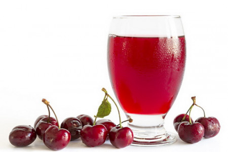 دستور تهیه شربت آلبالو خنک و خوش رنگ