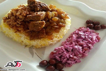 تهیه یه کاوه به همراه با سالاد انار و ترشی آلبالو