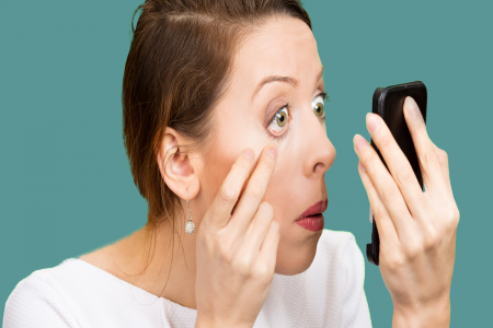 علت سوزش و قرمزی چشم ها بعد از استخر رفتن چیست؟